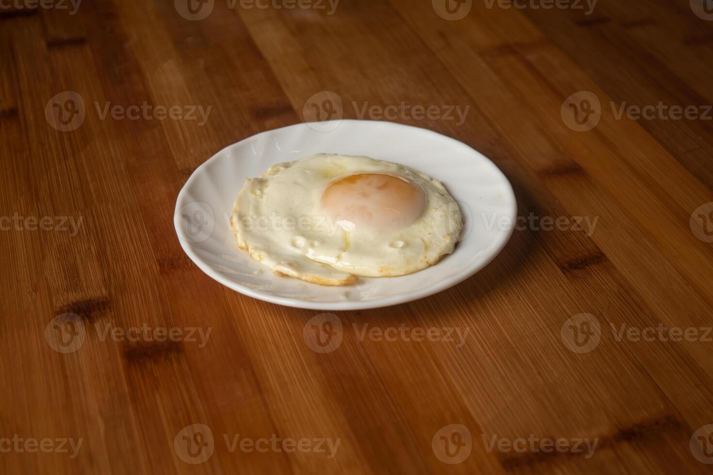 sonnig Seite oben Ei braten Omelette pochiert serviert im Teller isoliert auf hölzern Tabelle oben Aussicht von indisch Frühstück Essen foto