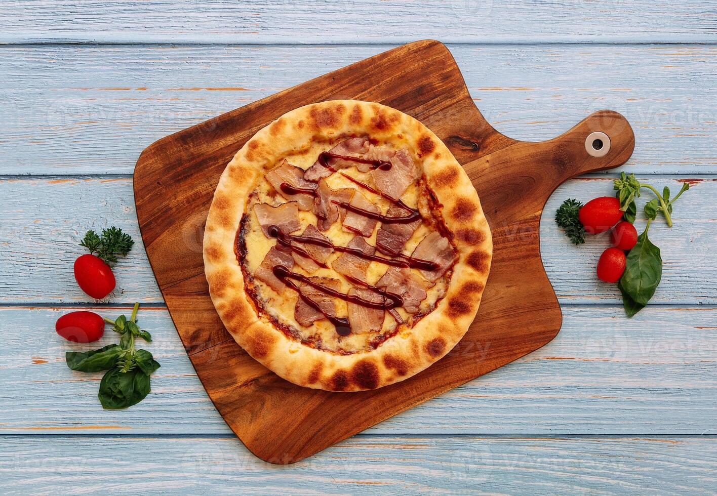 hausgemacht Italienisch Grill Speck Pizza Hähnchen mit Soße auf hölzern Tabelle oben Aussicht von Italienisch schnell Essen foto