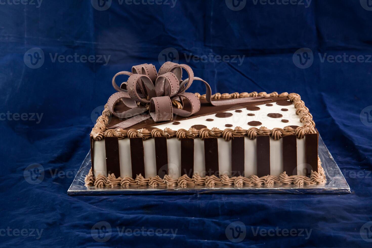 Platz Schokolade Kuchen serviert auf Tafel isoliert auf Serviette Seite Aussicht von Cafe gebacken Essen foto