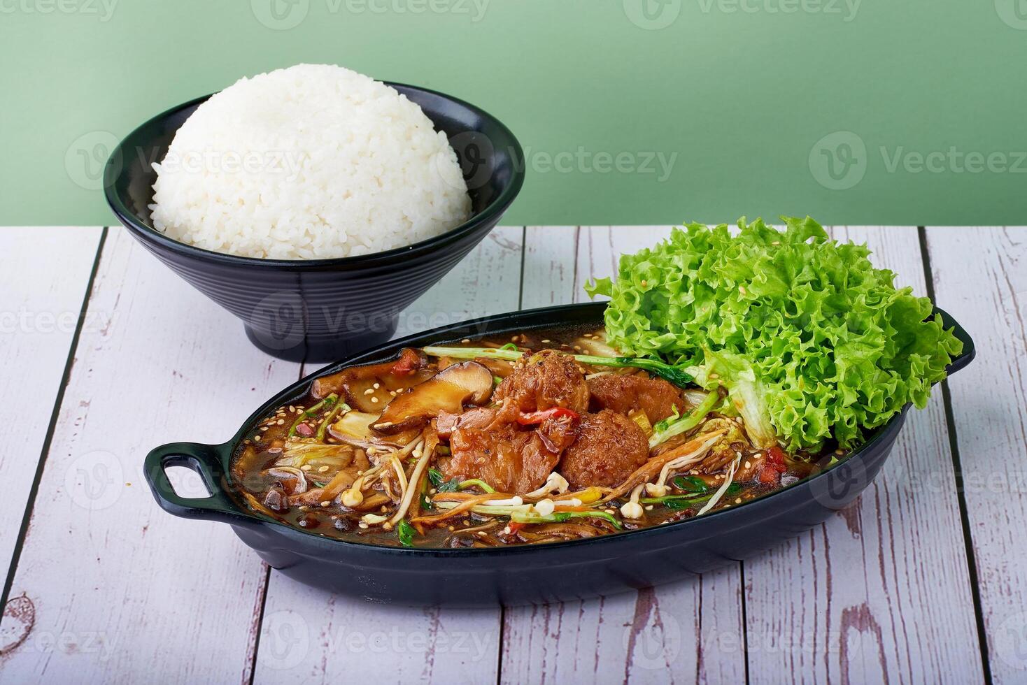 asiatisch Essen Reis Teriyaki Löwe Mähne Pilz mit Gemüse im Schalen auf Holz Tabelle foto