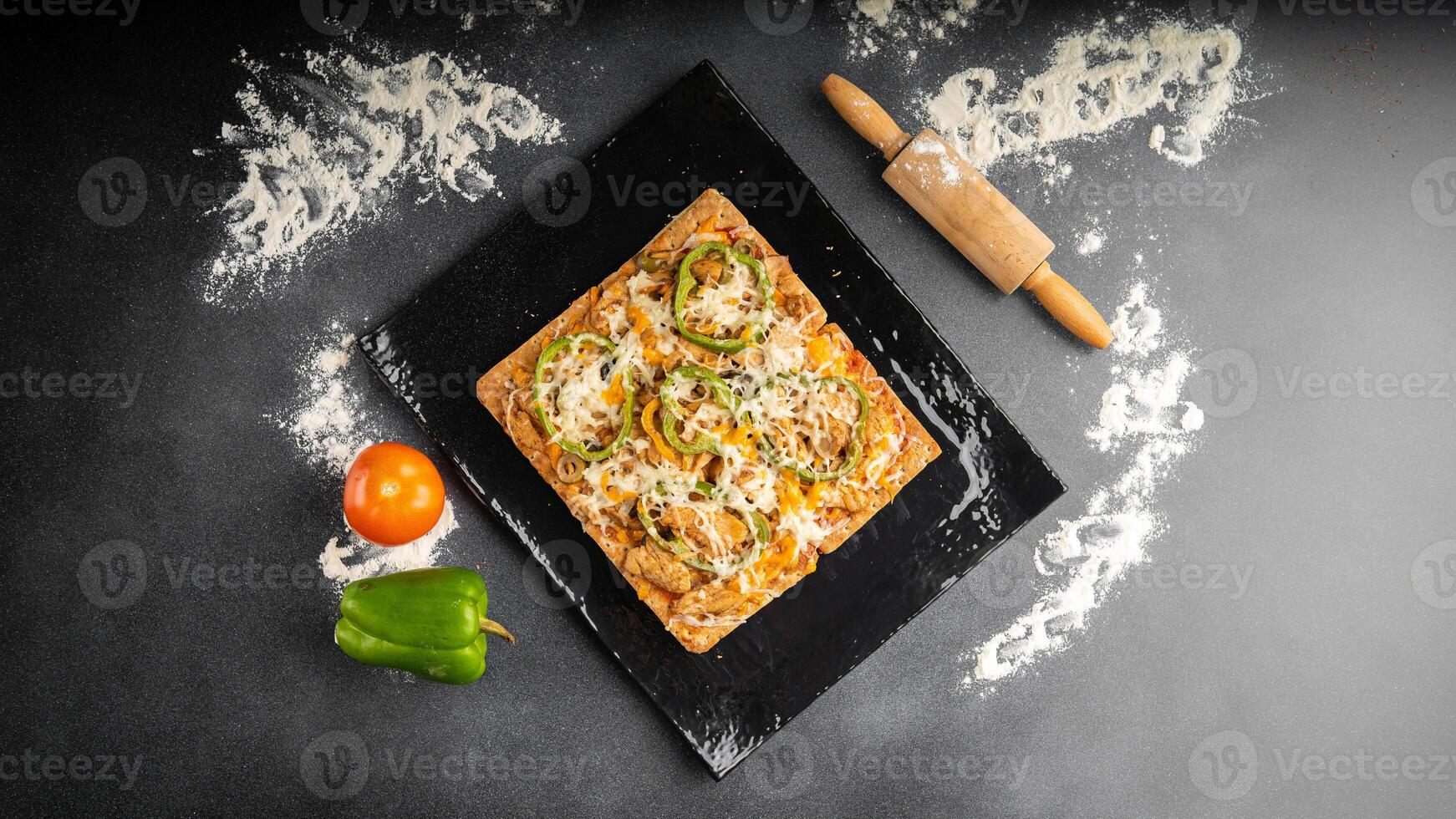 Hähnchen Käse niedrig Fett Pizza mit Paprika und Tomate serviert im Gericht isoliert auf Tabelle oben Aussicht von Arabisch Essen foto