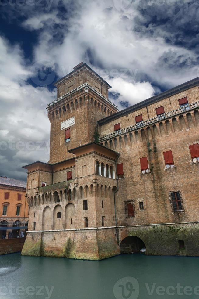 castello estense in ferrara, italien foto