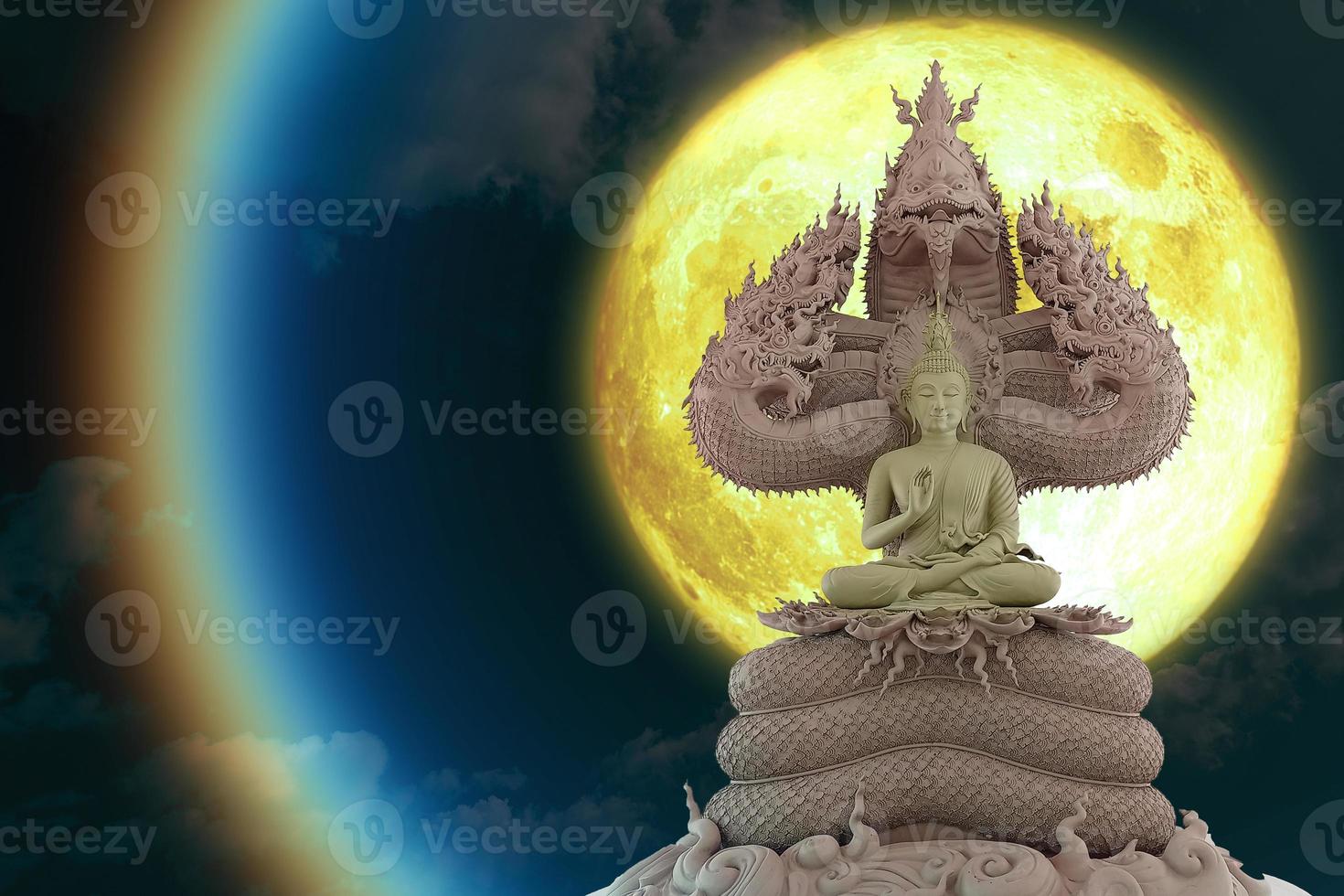 Vollmond-Korona-Licht und Buddha sitzen auf sieben Köpfen von König Naga am Nachthimmel foto