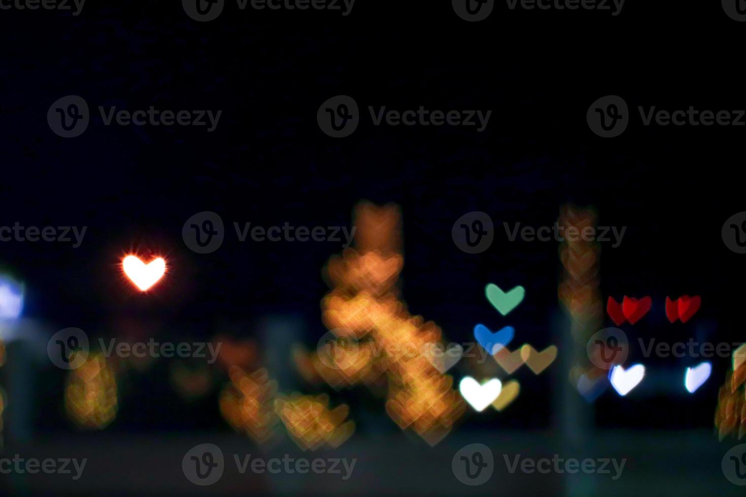 Orange Bokeh und Unschärfe Herzform Liebe Valentinstag buntes Nachtlicht auf der Straße foto