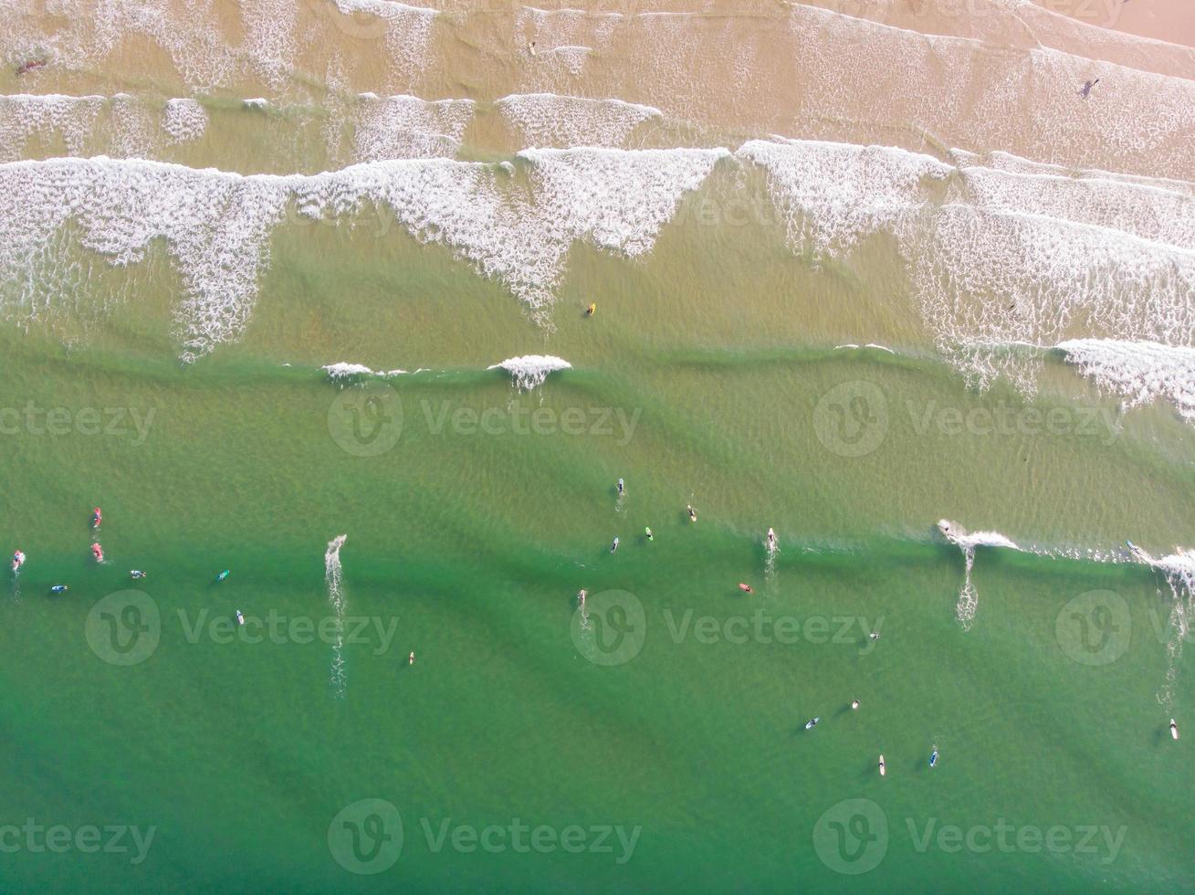 Luftaufnahme von Menschen, die in den Gewässern der Strände von San Vicente de la Barquera, Kantabrien, Spanien surfen? foto