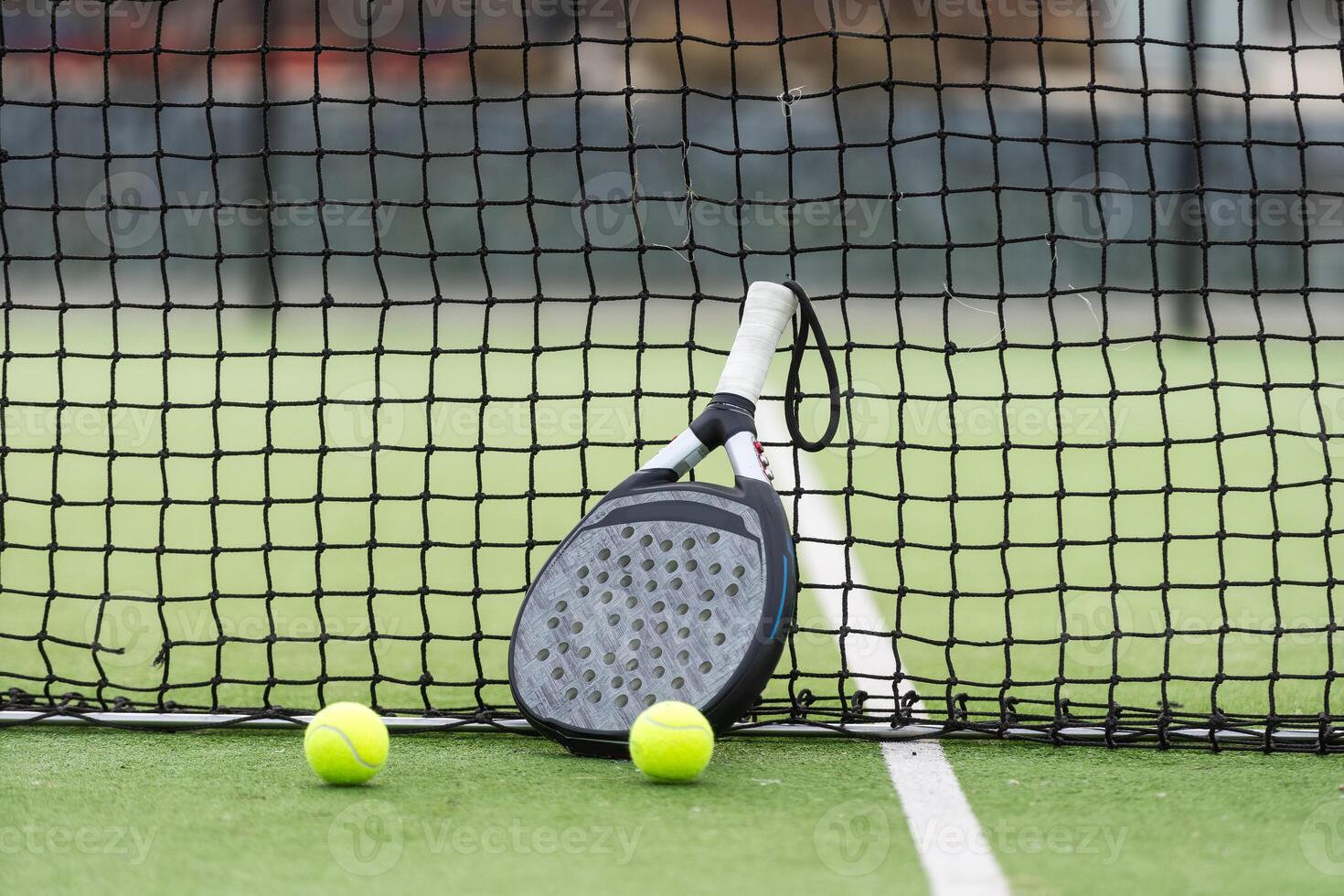 Paddel Tennis Schläger und Bälle auf Gericht foto