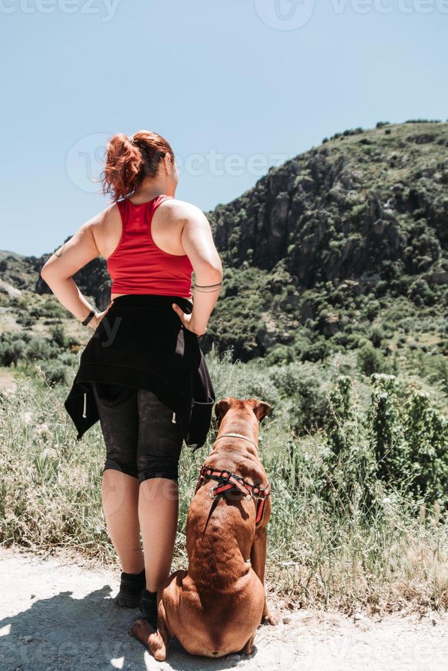 Mädchen erkunden Sierra Nevada im Sommer mit einem Hund foto