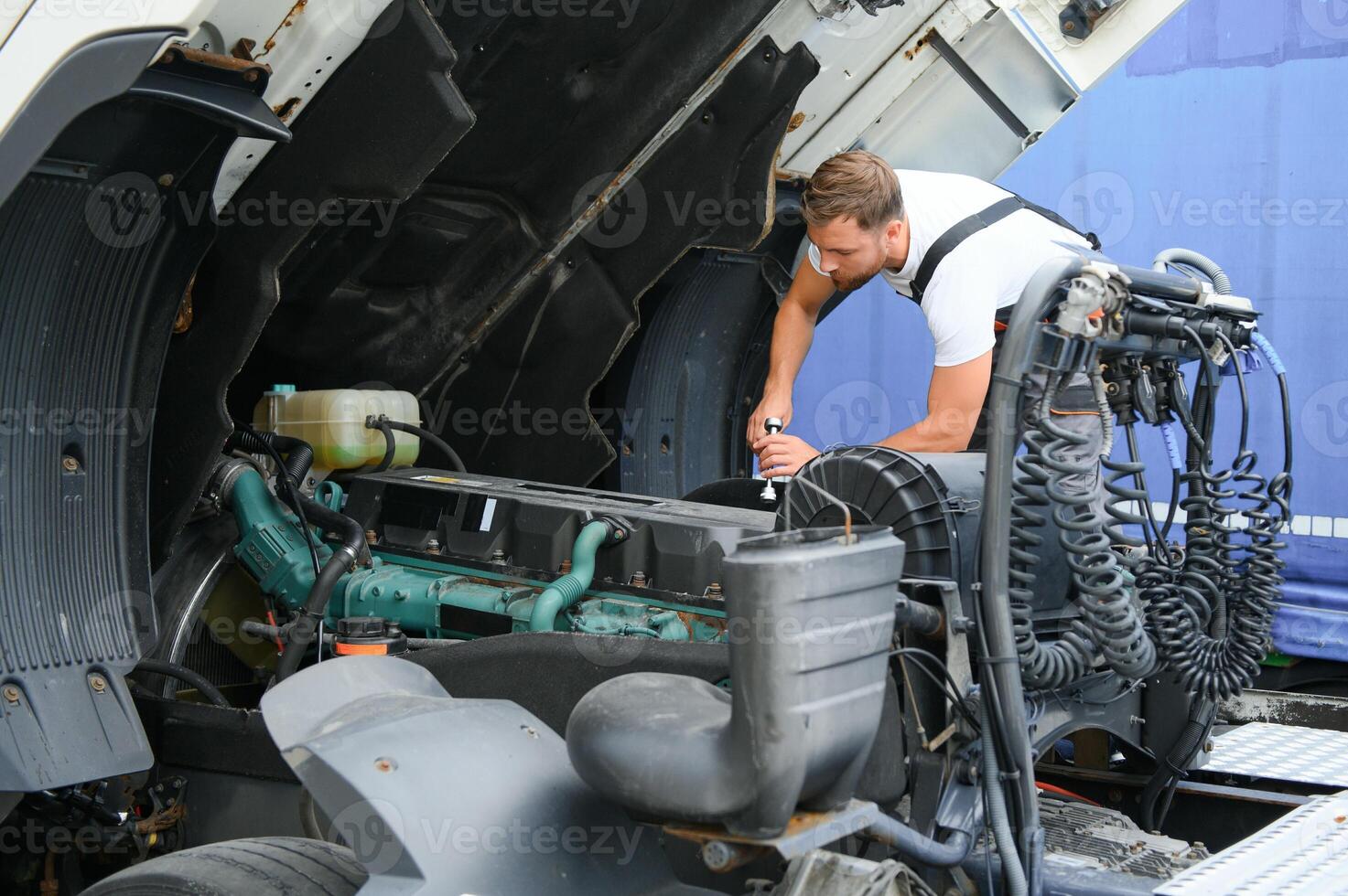 Mann im Uniform. LKW Reparatur. Auto Fehlfunktion foto