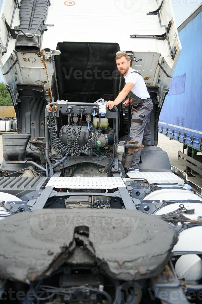 Mann im Uniform. LKW Reparatur. Auto Fehlfunktion foto