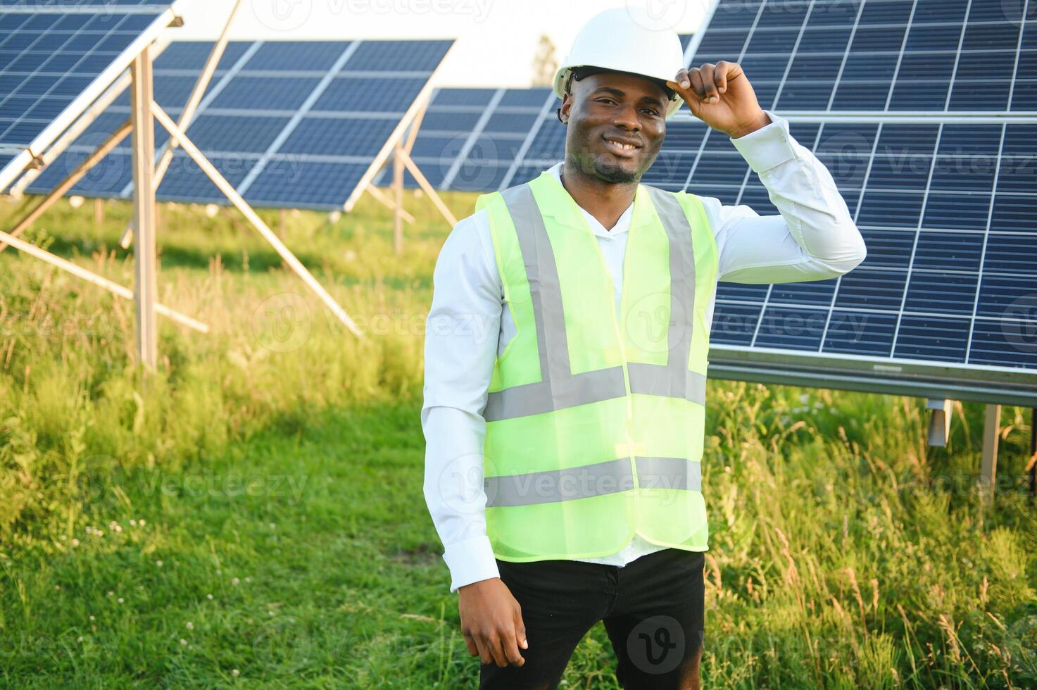 Photovoltaik Grün Energie Technologie. Arbeiter beim Solar- Panel Pflanze foto