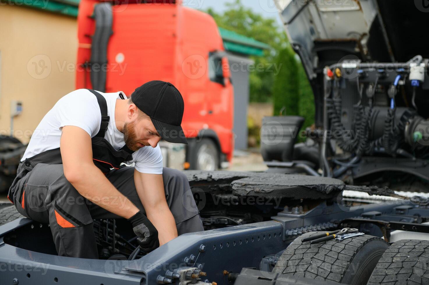 Mann im Uniform. LKW Reparatur. Auto Fehlfunktion foto