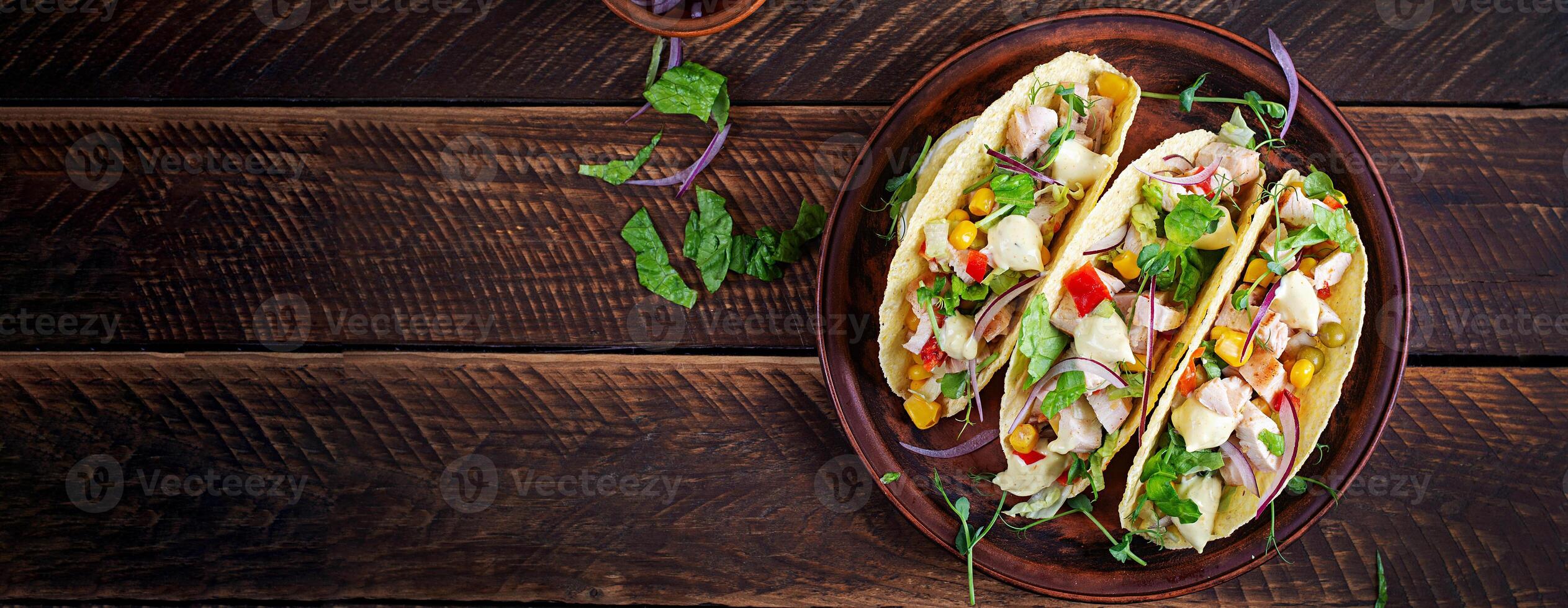 Mexikaner Tacos mit Hähnchen Fleisch, Mais und Salsa. gesund Tacos. Diät Speisekarte. Mexikaner Taco. oben Sicht, Banner foto