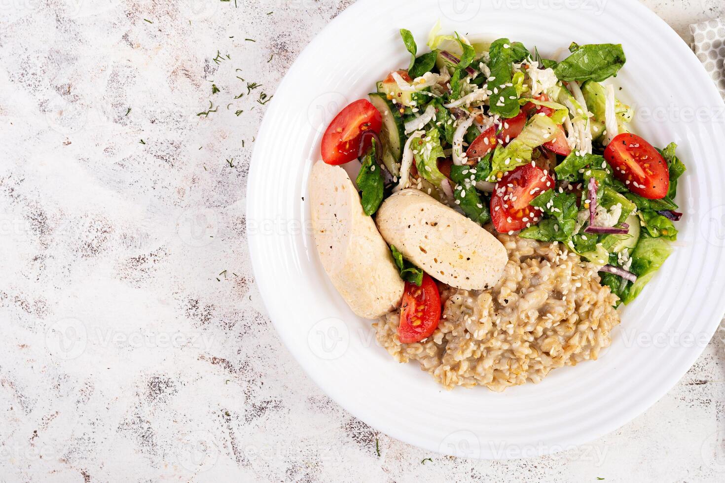 Frühstück Haferflocken Haferbrei mit gekocht hausgemacht Hähnchen Würstchen und frisch Salat. gesund ausgewogen Lebensmittel. modisch Lebensmittel. oben Sicht, eben legen foto