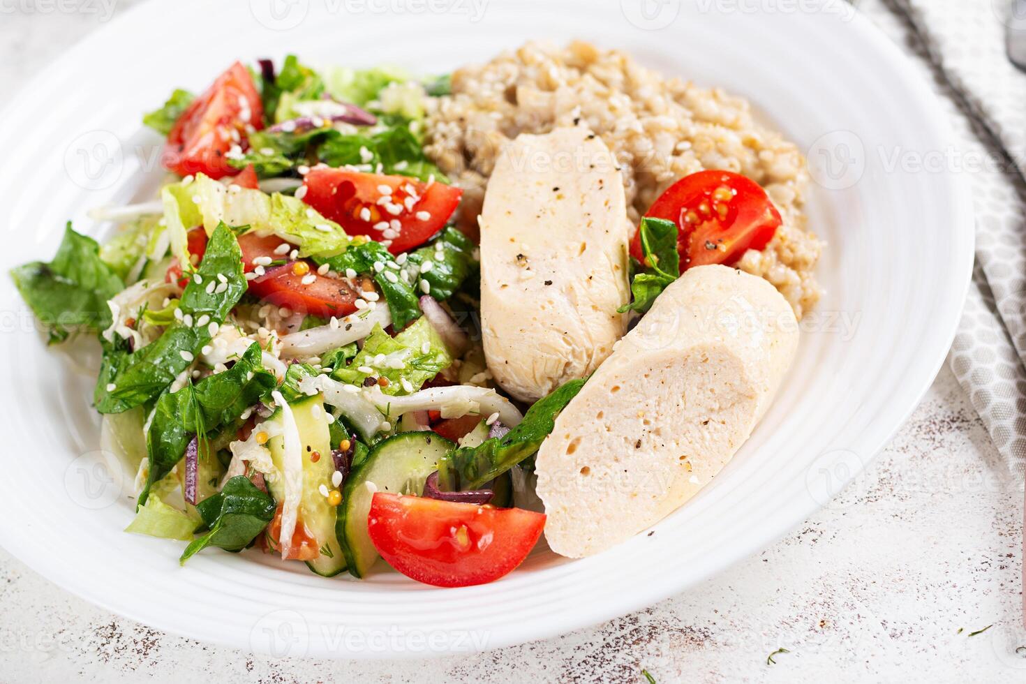 Frühstück Haferflocken Haferbrei mit gekocht hausgemacht Hähnchen Würstchen und frisch Salat. gesund ausgewogen Lebensmittel. modisch Lebensmittel. foto