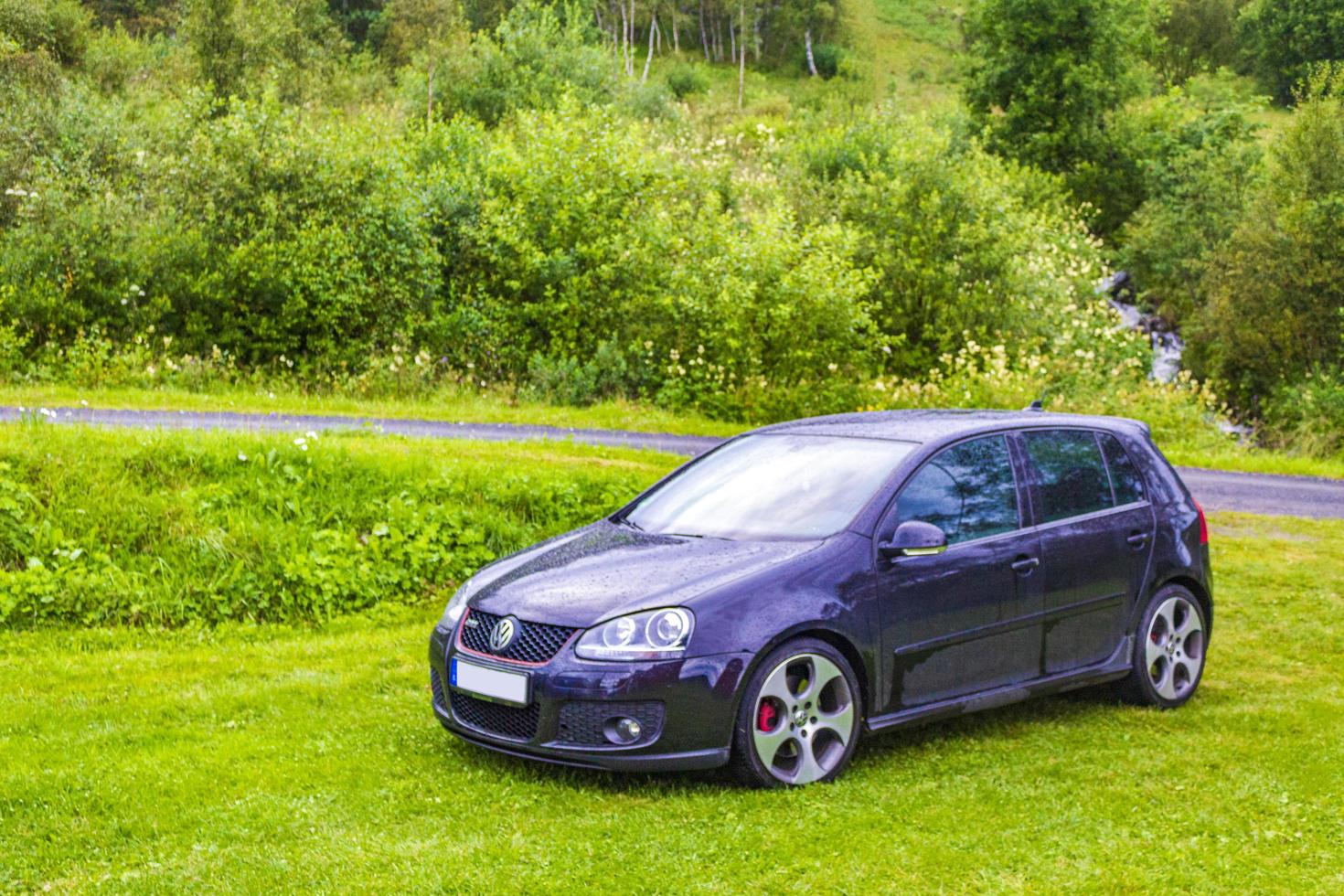 schwarze parkende autos in der naturlandschaft norwegens foto