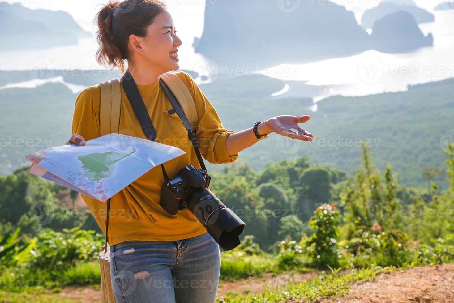 weibliche Reisende halten eine Karte mit fünfzehn Baht Geld. Das Konzept des Tourismus hat wenig Geld reisen können. das Mädchen, das lacht und ein glückliches Reiseabenteuer ist. thailand reisen. foto