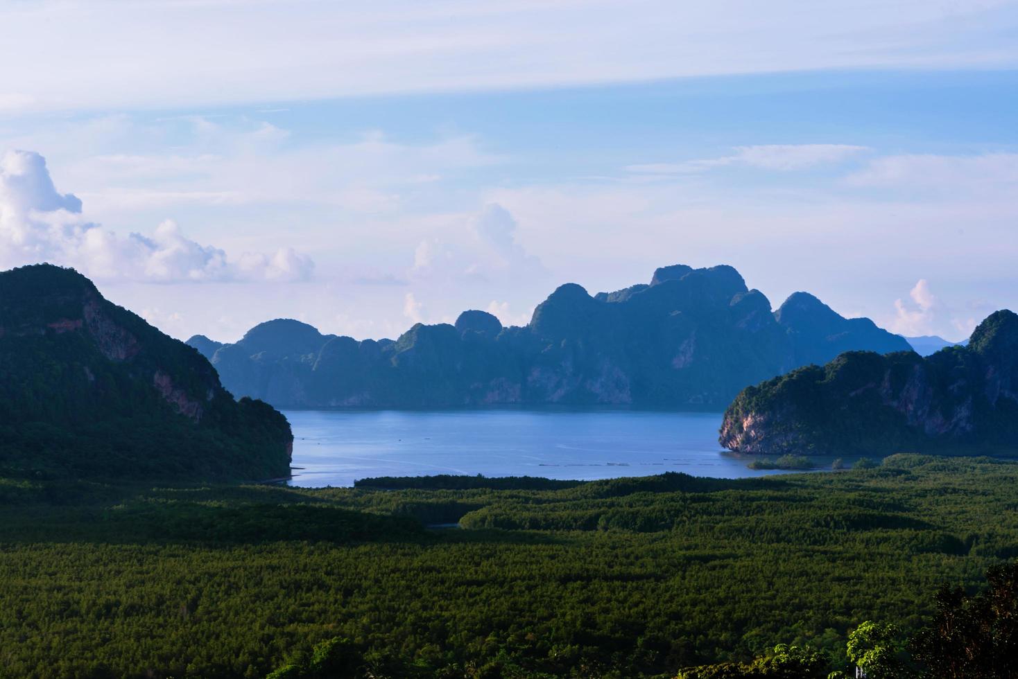 Landschaft auf dem Berg am Meer am Aussichtspunkt Samet Nangshe. Phang Nga Bucht, Reisenatur. Reisen entspannen. Reisen Thailand, Sommer, Urlaub, Attraktionen, Natur, Hintergrund, Outdoor, Strand, Berge foto