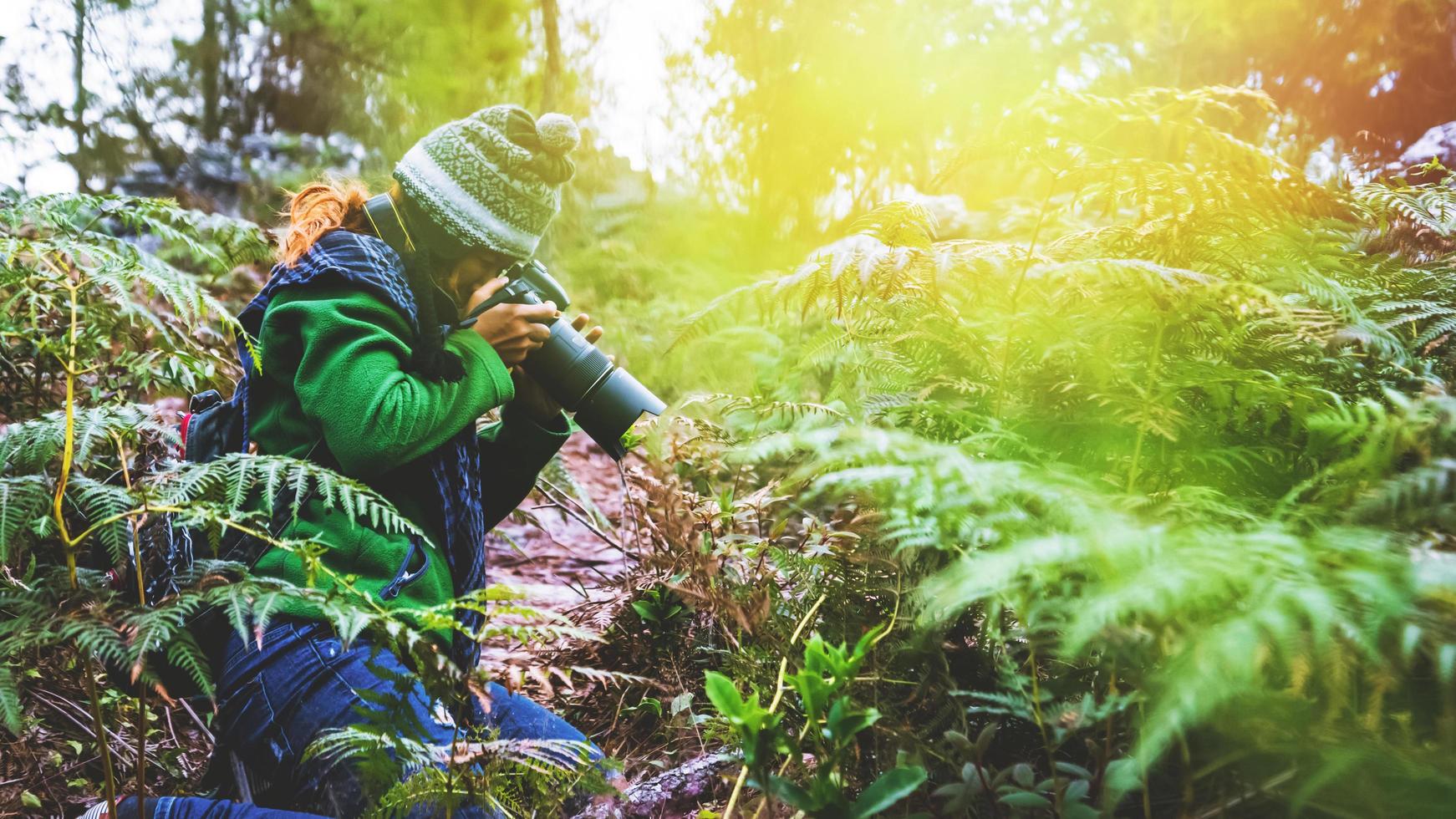 fotograf asiatische frauen reisen fotografieren natur. Reisen entspannen im Urlaub Spaziergang im Wald. Thailand foto