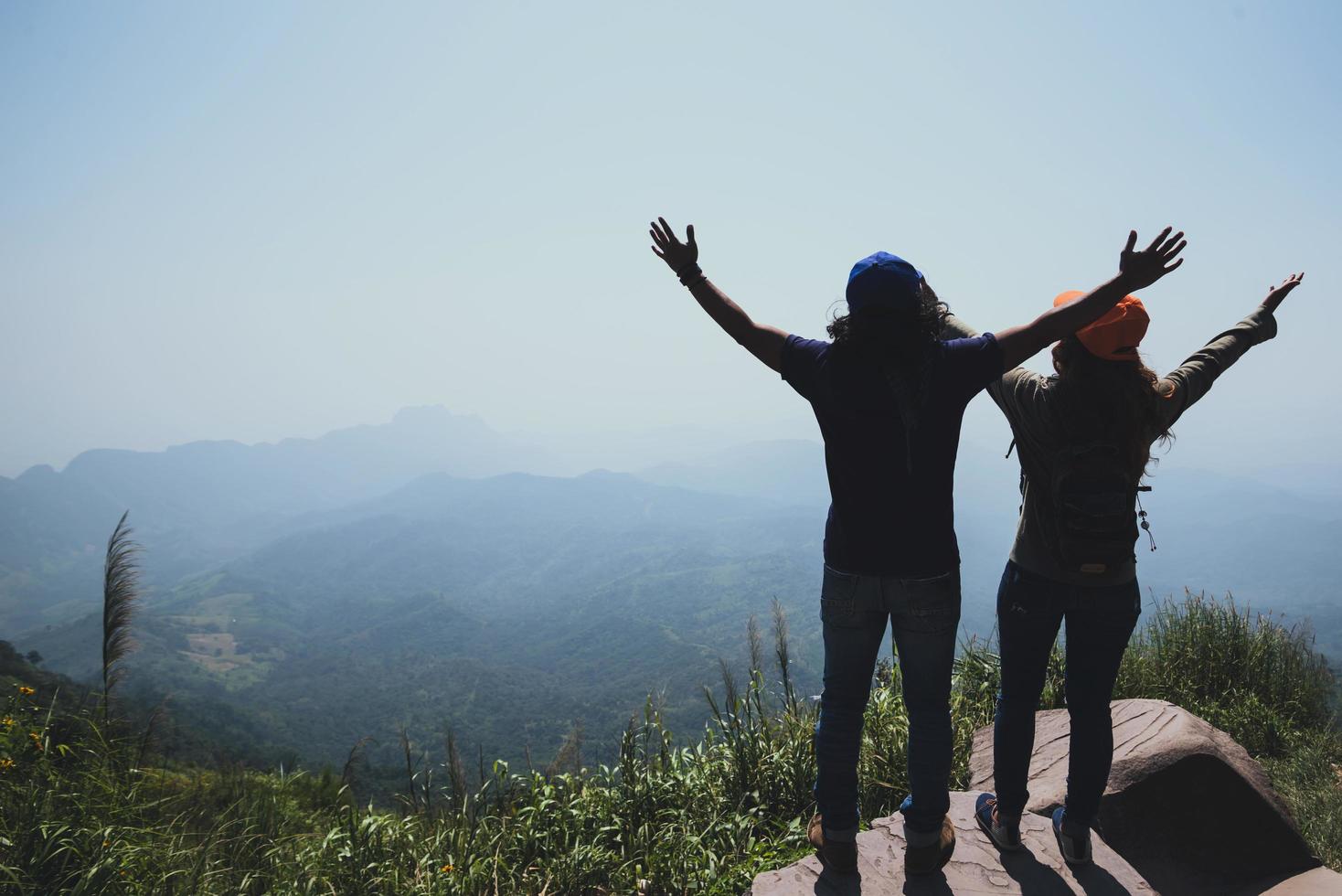 Liebhaber Frauen und Männer Asiaten reisen im Urlaub entspannen. aufstehen landschaft auf dem berg. Bergpark glücklich. in Thailand foto