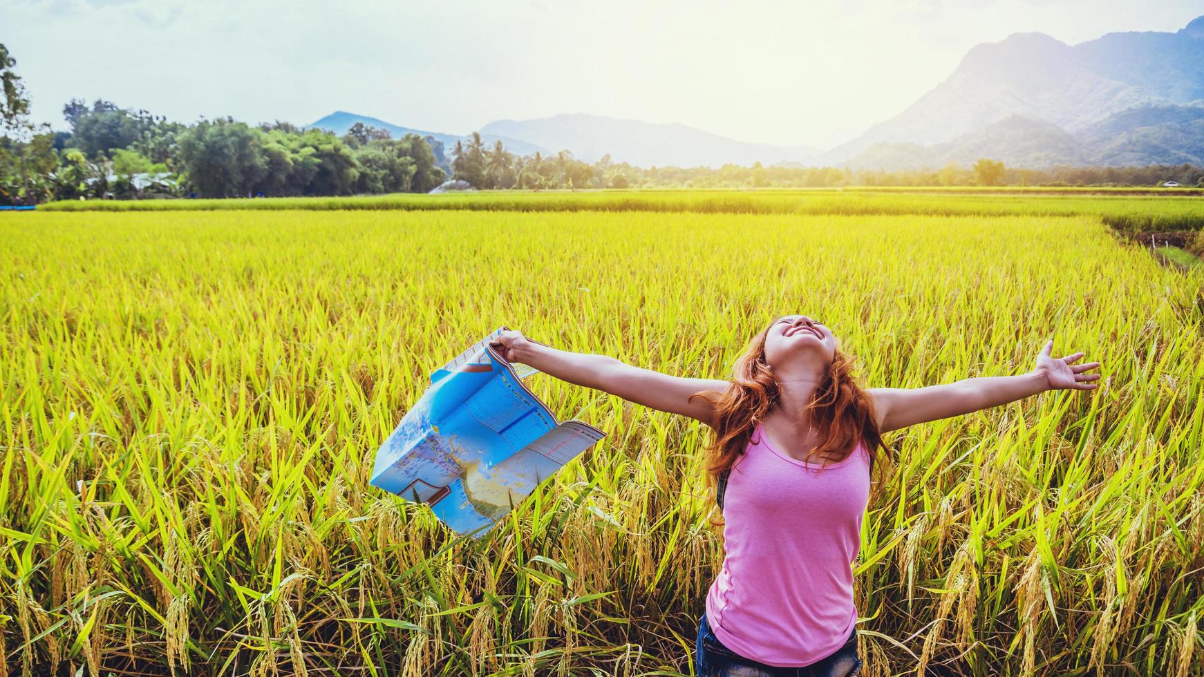 asiatische frauen reisen im urlaub entspannen. Übersichtskarte Bergfeld erweitern. Thailand foto