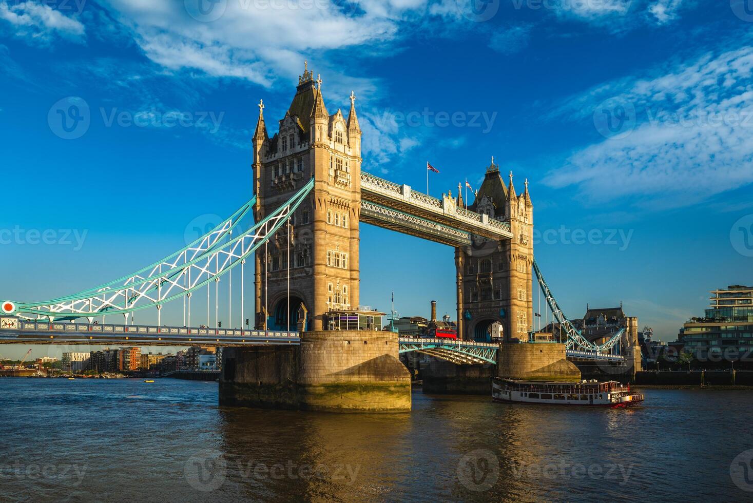 Turm Brücke durch Fluss Themse gelegen im London, England, vereinigt Königreich foto
