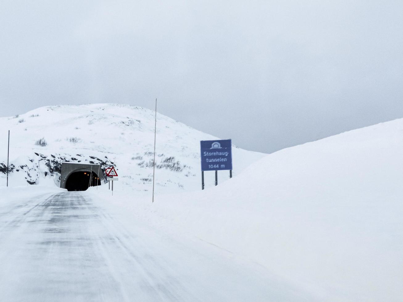 storehaugtunnelen in vik, vestland, norwegen. schneebedeckte Landschaftsstraßen. foto