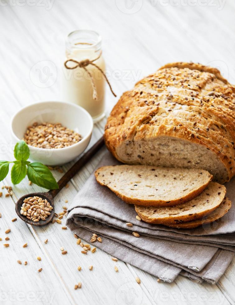 Brot und ein Glas Milch foto