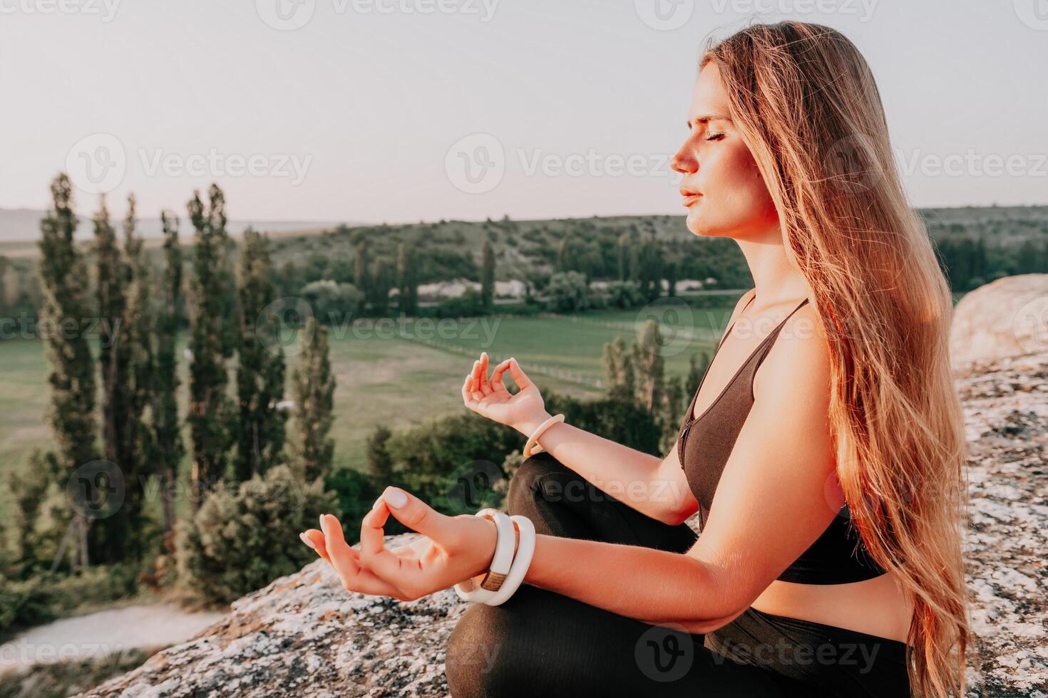 Fitness Frau. Gut suchen Mitte alt Frau mit lange Haar, Fitness Lehrer im Gamaschen und Spitzen tun Dehnen und Pilates auf das Felsen in der Nähe von Wald. weiblich Fitness Yoga Routine Konzept. foto