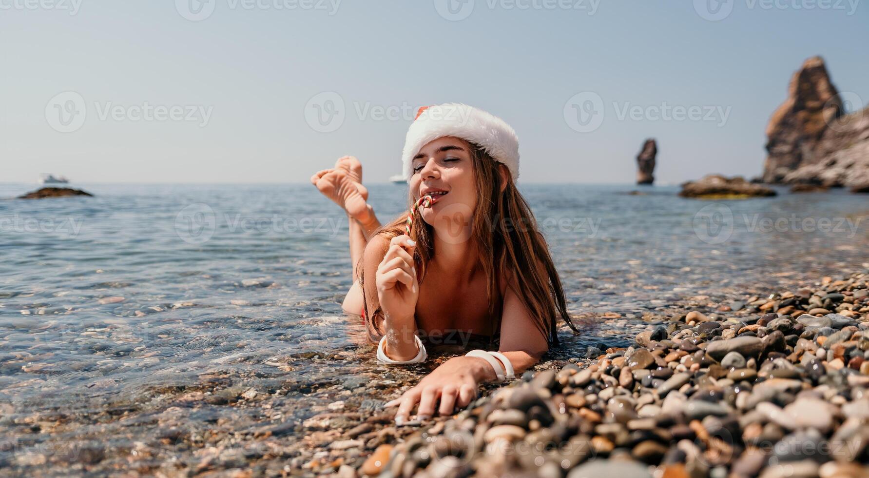 Frau Reise Meer. glücklich Tourist genießen nehmen Bild auf das Strand zum Erinnerungen. Frau Reisender im Santa Hut sieht aus beim Kamera auf das Meer Bucht, Teilen Reise Abenteuer Reise foto