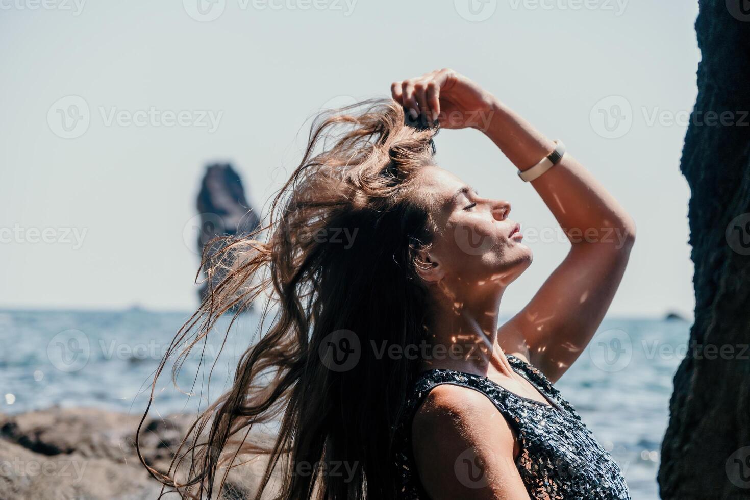 Frau Sommer- Reise Meer. glücklich Tourist genießen nehmen Bild draußen zum Erinnerungen. Frau Reisender posieren auf das Strand beim Meer umgeben durch vulkanisch Berge, Teilen Reise Abenteuer Reise foto