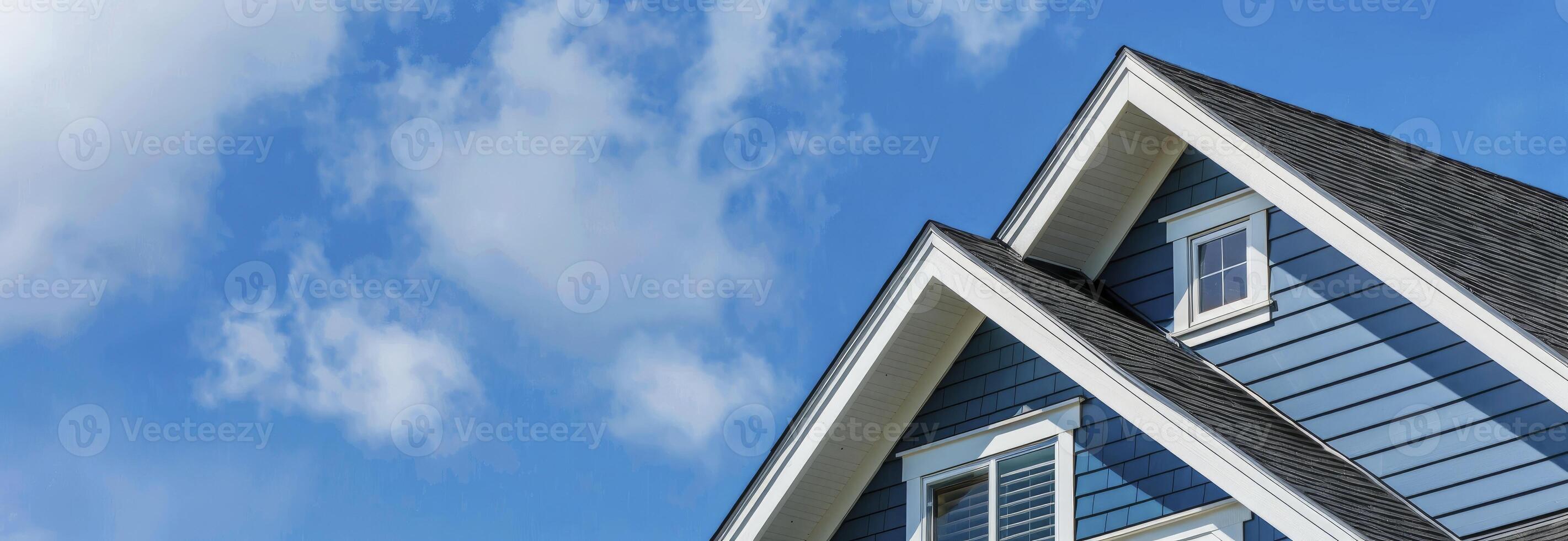 ai generiert das oben Dach und Giebel auf ein Blau Haus mit Weiß trimmen, gegen ein Blau Himmel Hintergrund. foto