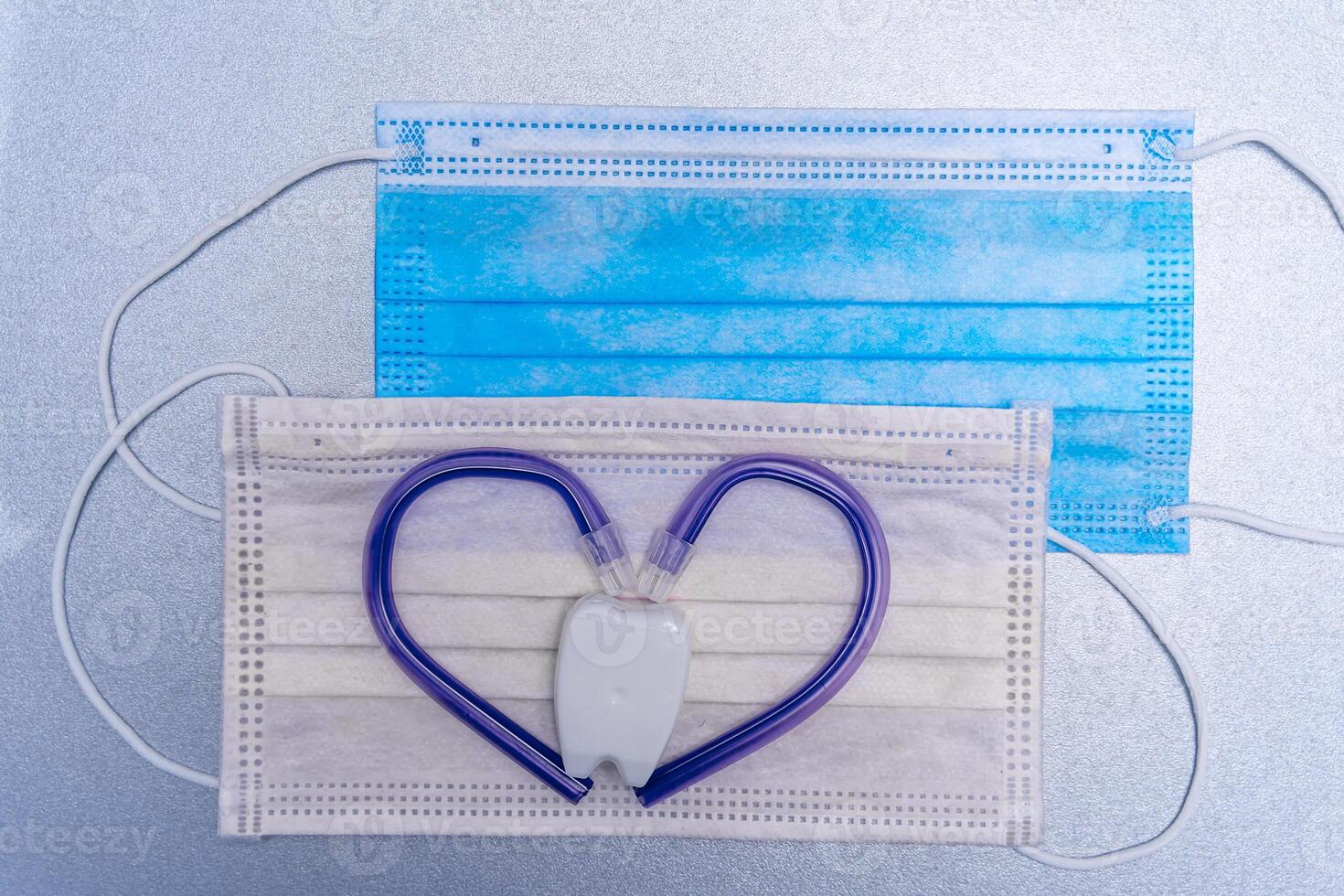 Medizin Maske mit Speichel Auswerfer im Herz Form. Stomatologie und Oral Pflege Konzept. foto