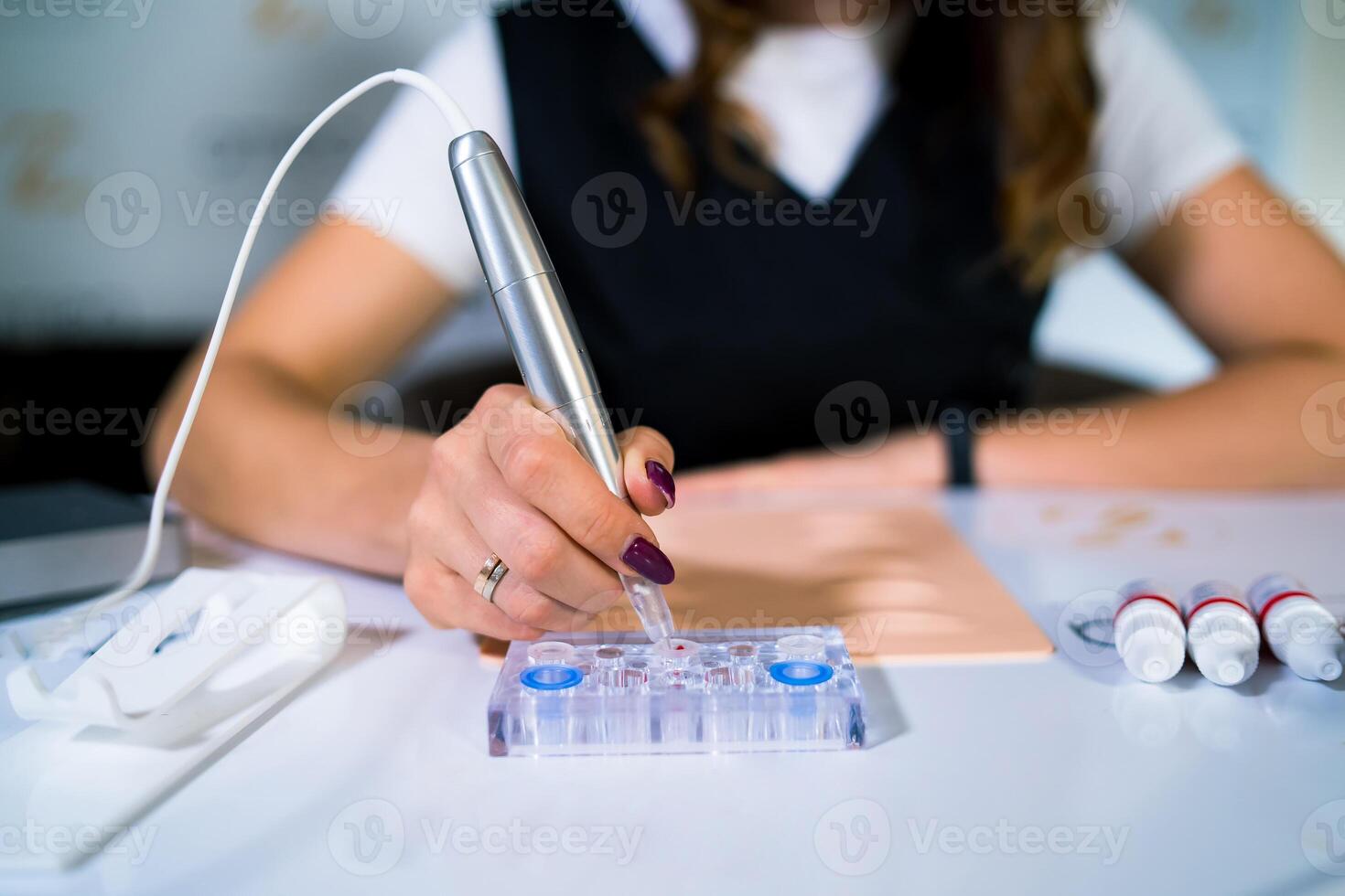 Fachmann. Spezialist oder Praktikant Ausbildung Bereitstellung permanent tätowieren auf falsch Lippen. Gummi Ausbildung Material. foto