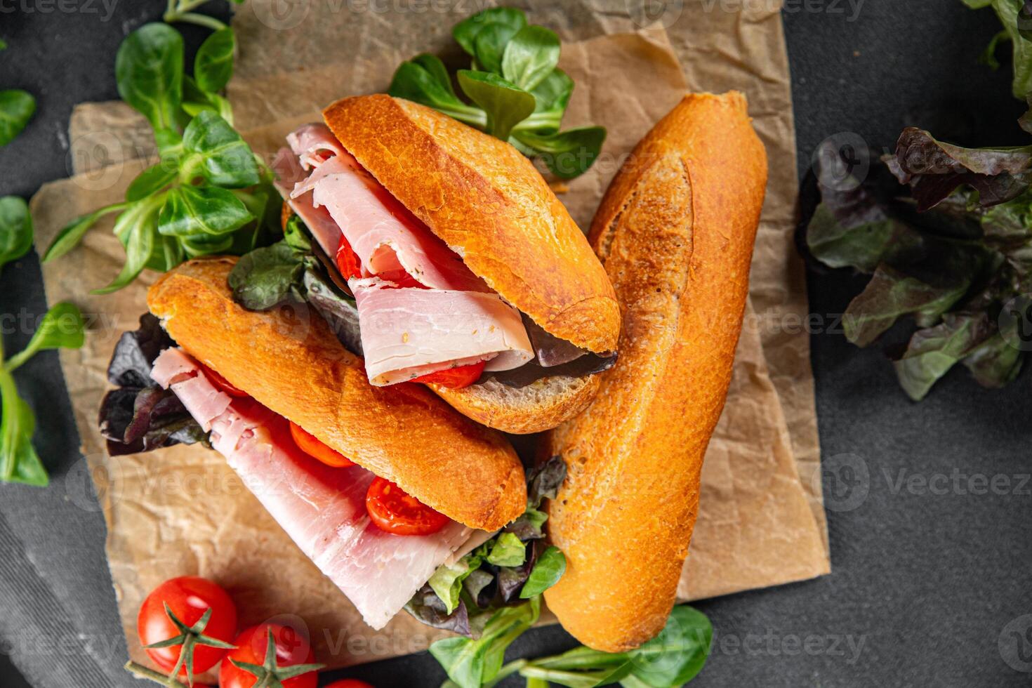 Sandwich Schinken, Tomate, Grün Grüner Salat gesund Essen Kochen Vorspeise Mahlzeit Essen Snack auf das Tabelle Kopieren Raum Essen Hintergrund rustikal oben Aussicht foto