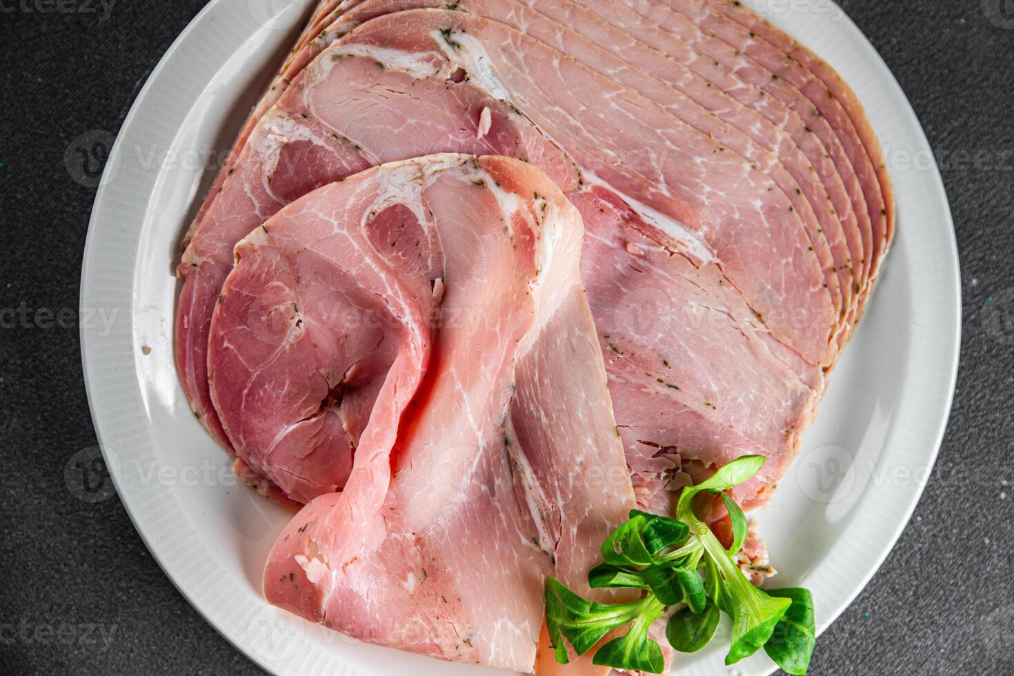 Schinken Scheibe Schweinefleisch Fleisch Essen Kochen Vorspeise Mahlzeit Essen Snack auf das Tabelle Kopieren Raum Essen Hintergrund rustikal oben Aussicht foto