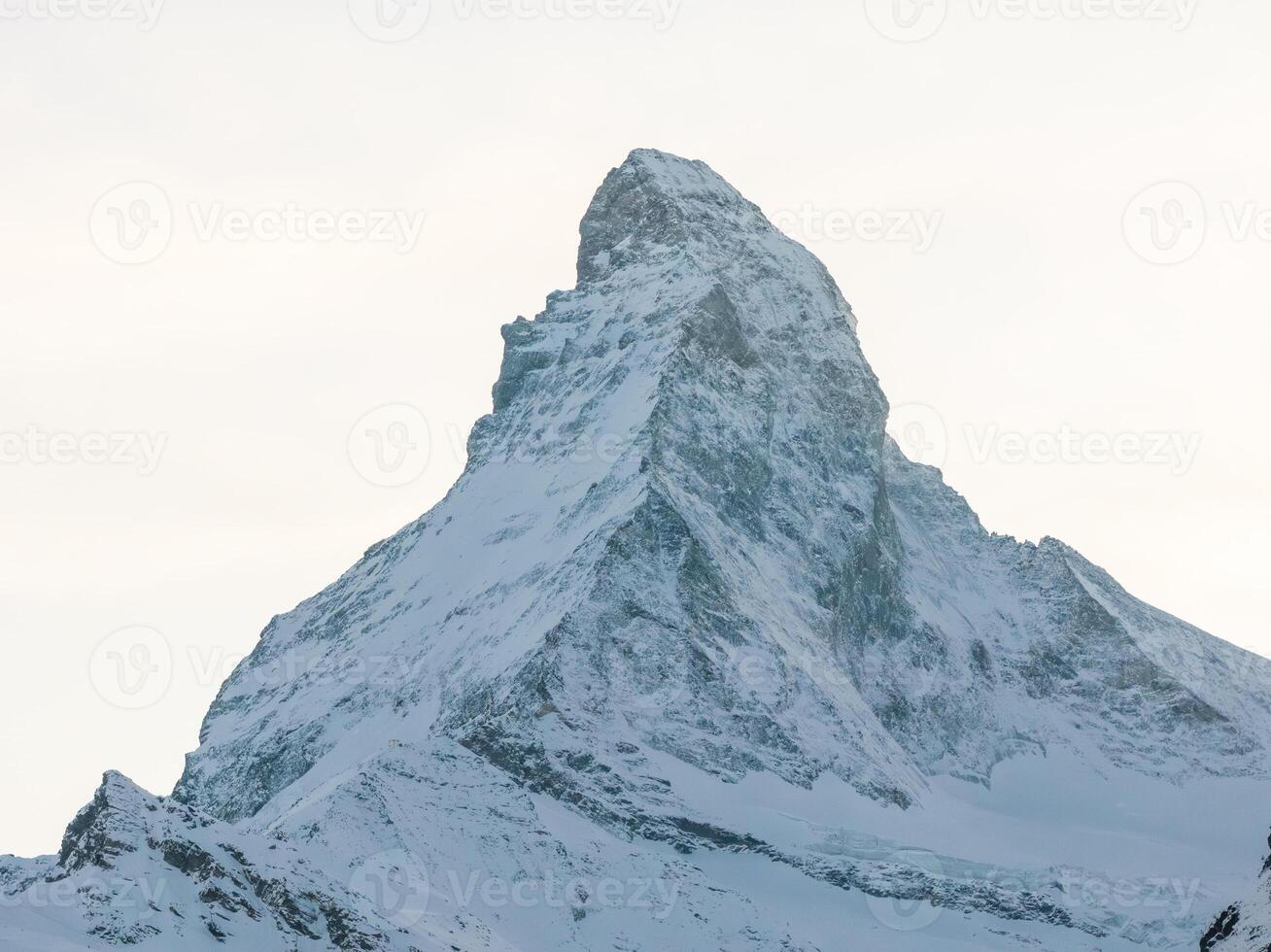 majestätisch Matterhorn Berg beim Dämmerung, auf das Schweiz Italien Grenze. foto