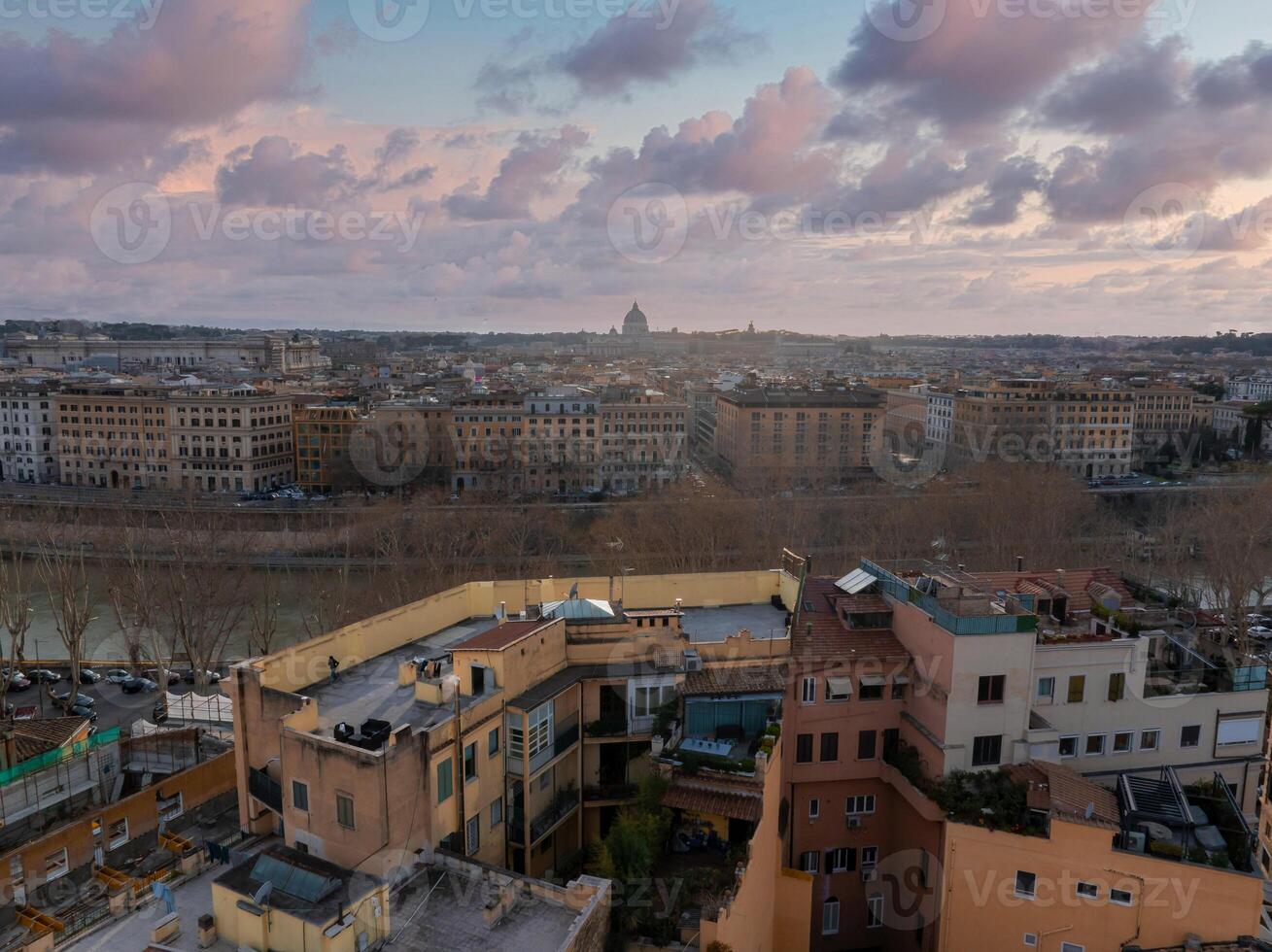 Antenne Aussicht von Rom beim Dämmerung mit Tiber Fluss und st. Peters Basilika Silhouette foto