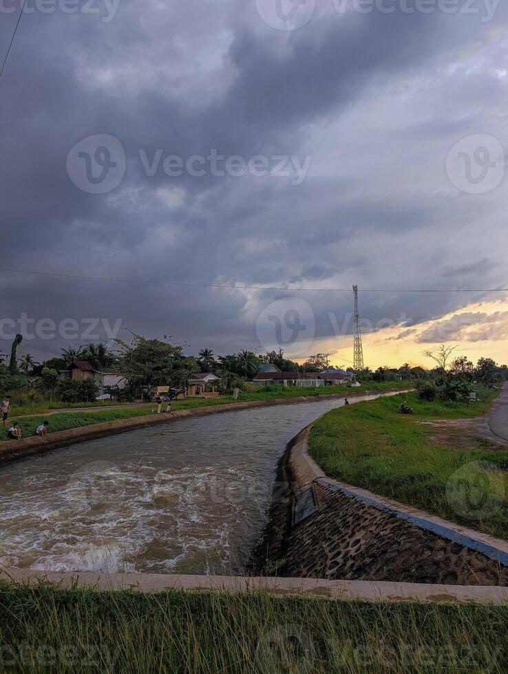 Bewässerung Wasser Fluss, Abend, Dämmerung Landschaft foto