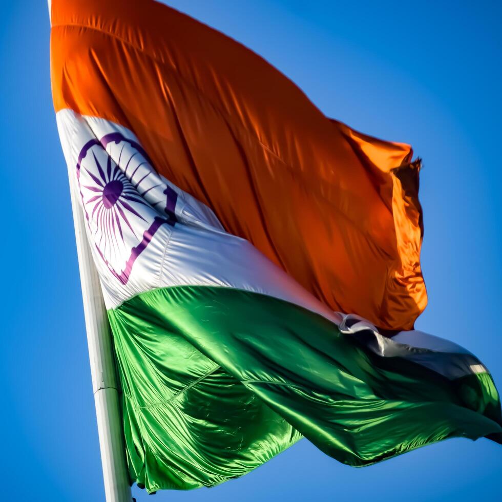 Indien-Flagge, die hoch am Connaught-Platz mit Stolz auf den blauen Himmel fliegt, Indien-Flagge flattert, indische Flagge am Unabhängigkeitstag und Tag der Republik Indien, Schuss nach oben geneigt, indische Flagge schwenkend, Har Ghar Tiranga foto