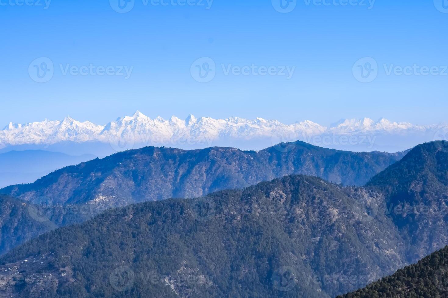 sehr hoher gipfel von nainital, indien, die bergkette, die auf diesem bild sichtbar ist, ist die himalaya-kette, die schönheit des berges bei nainital in uttarakhand, indien foto