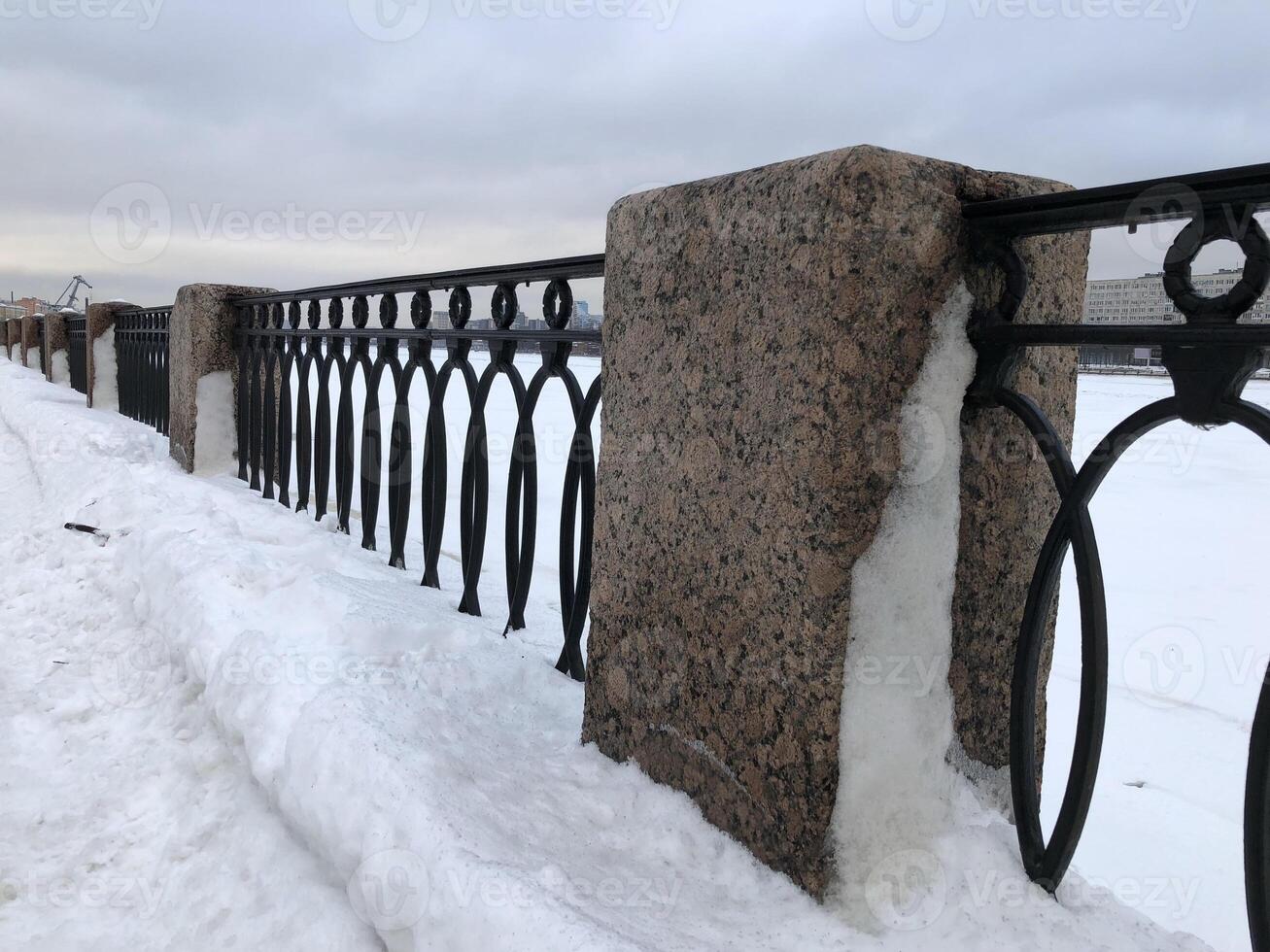 Winter, Granit Säule und Besetzung Eisen Damm Zaun im das Schnee, Landschaft st. Petersburg foto