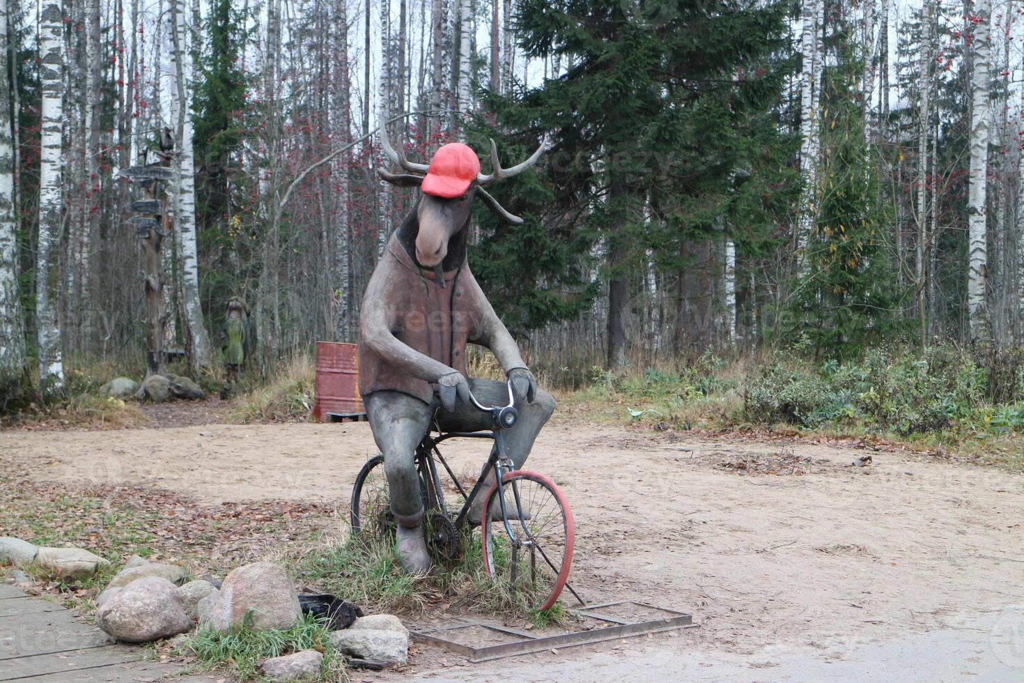 Elch auf Fahrrad komisch Garten Skulptur, Wald Landschaft foto