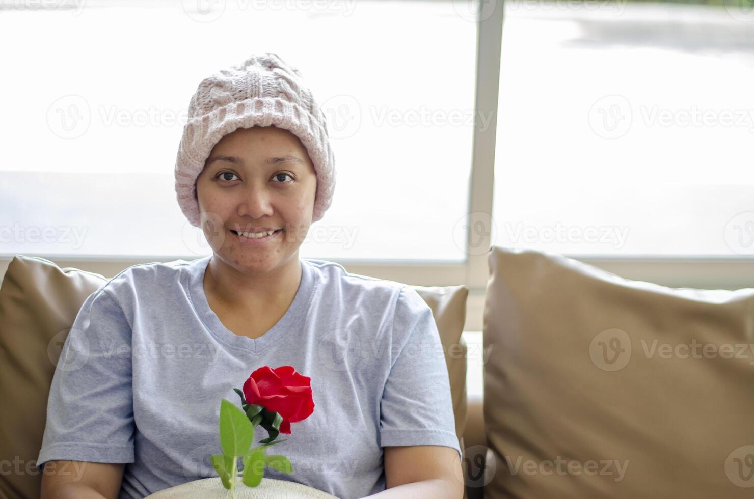 asiatisch Frau mit Krebs erhält Rosen wie Unterstützung foto