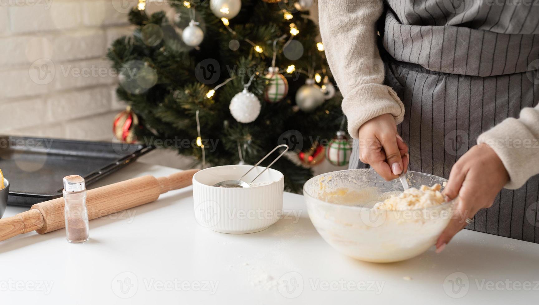 lächelnde Frau in der Küche, die Weihnachtsplätzchen backt foto