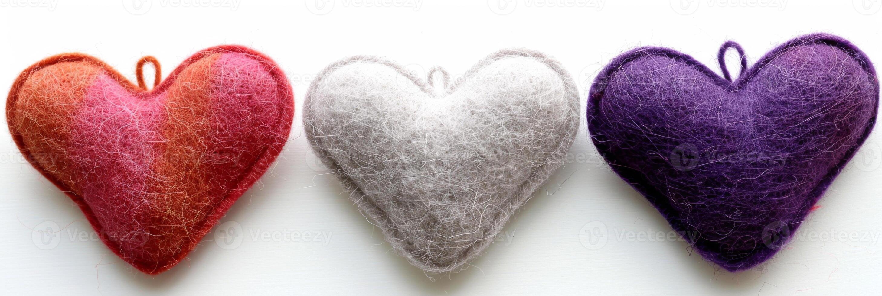 ai generiert drei Herzen gemacht aus von Rot, Weiss, und lila fühlte symbolisieren Liebe und Valentinstag Dekoration foto