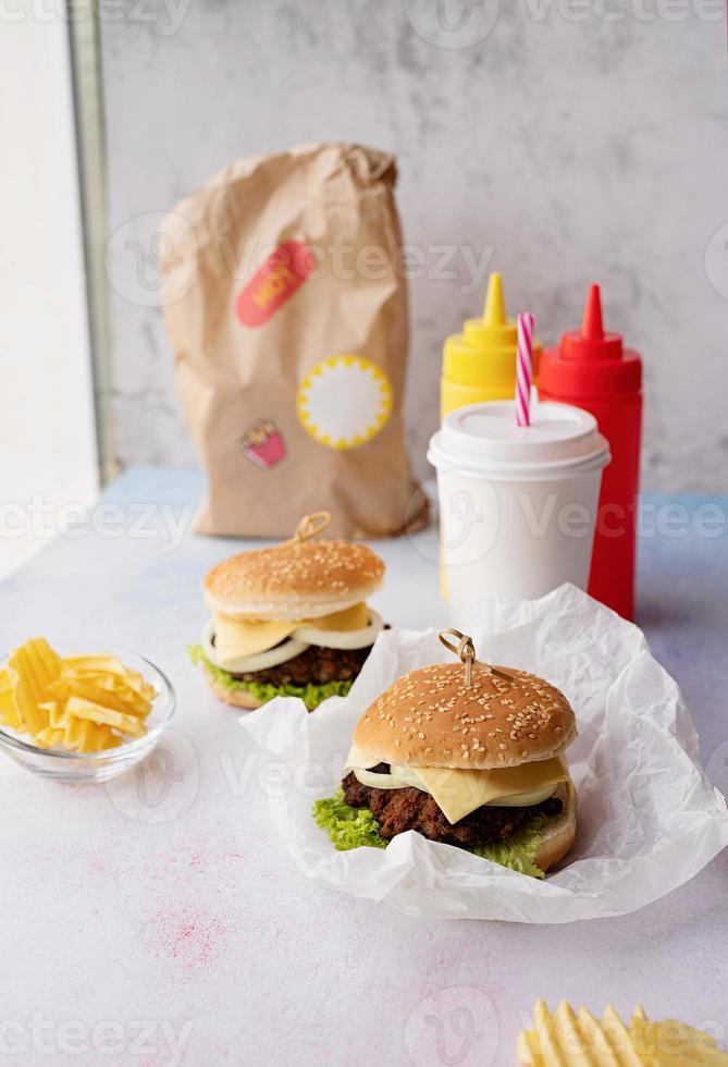 Set hausgemachte Burger, Pommes und Getränk foto