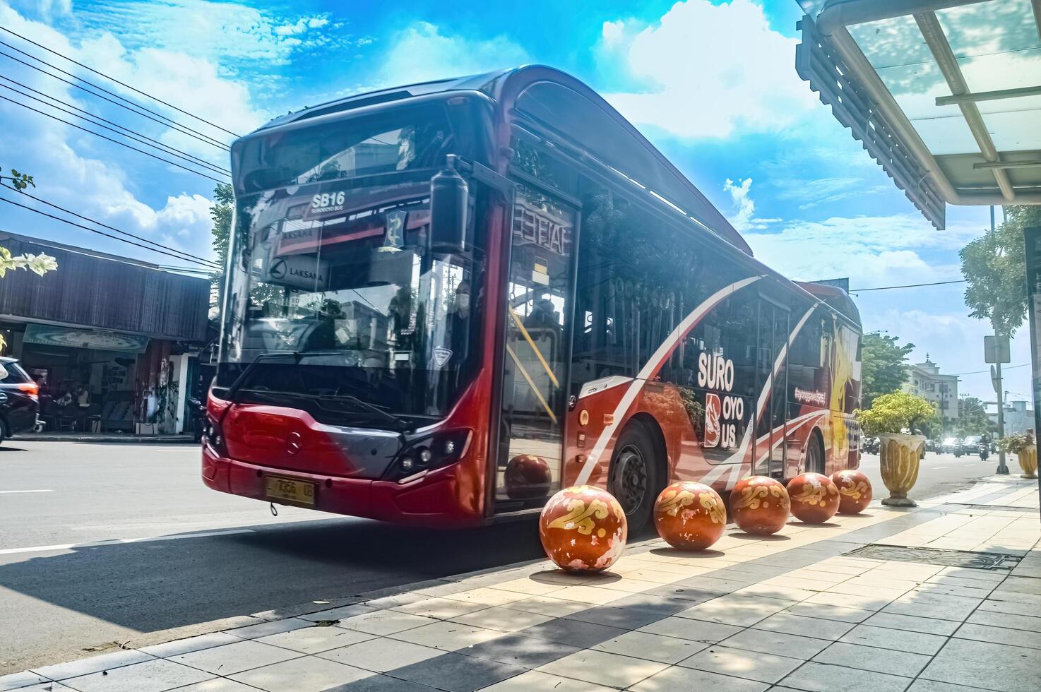 ein schnell Transit Öffentlichkeit Transport Suroboyo trans semanggi Bus welche stoppt beim ein Bus stoppen, Indonesien, 2 März 2024. foto