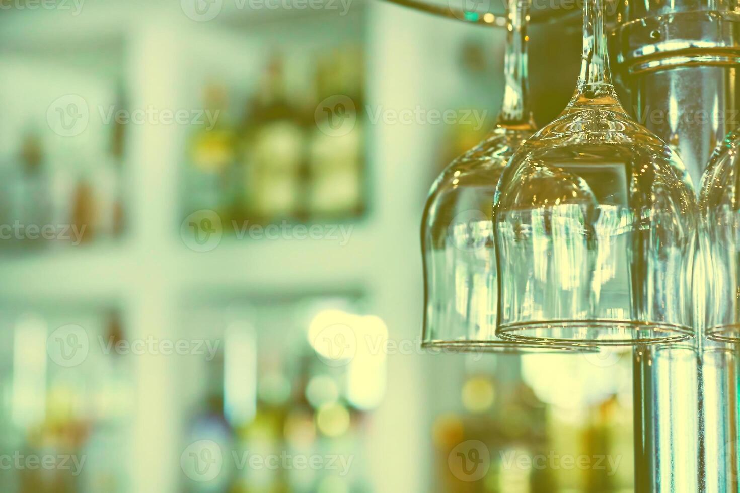 Wein Brille hängend auf das Bar Zähler im ein Cafe oder Restaurant foto