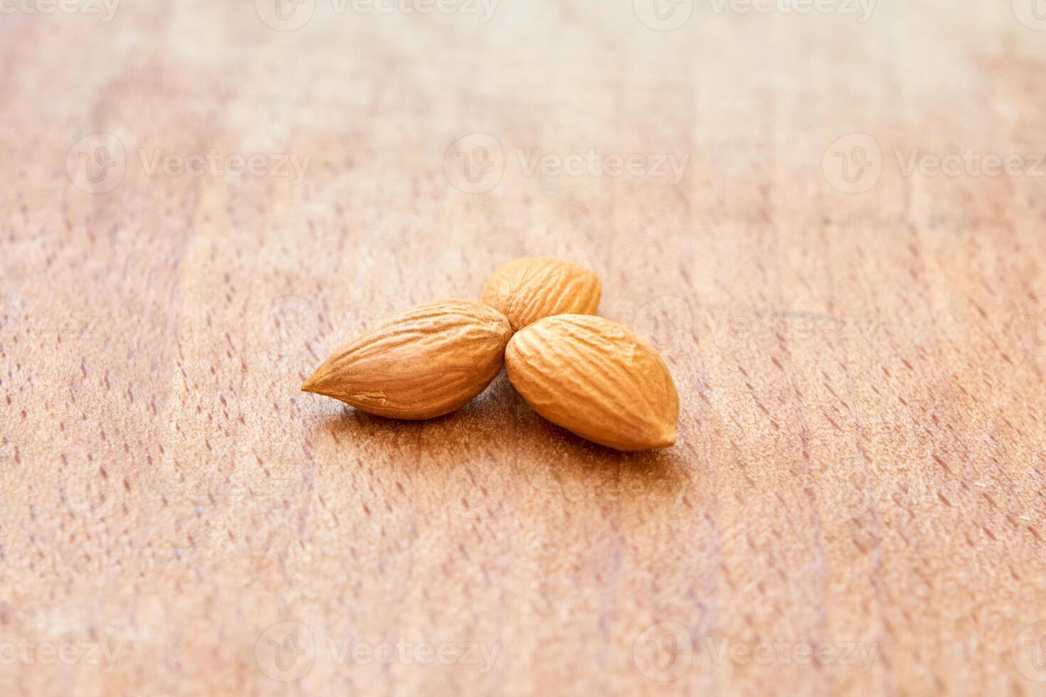 reif Aprikose Kernel auf hölzern, Geschmack von warm Sommer. foto