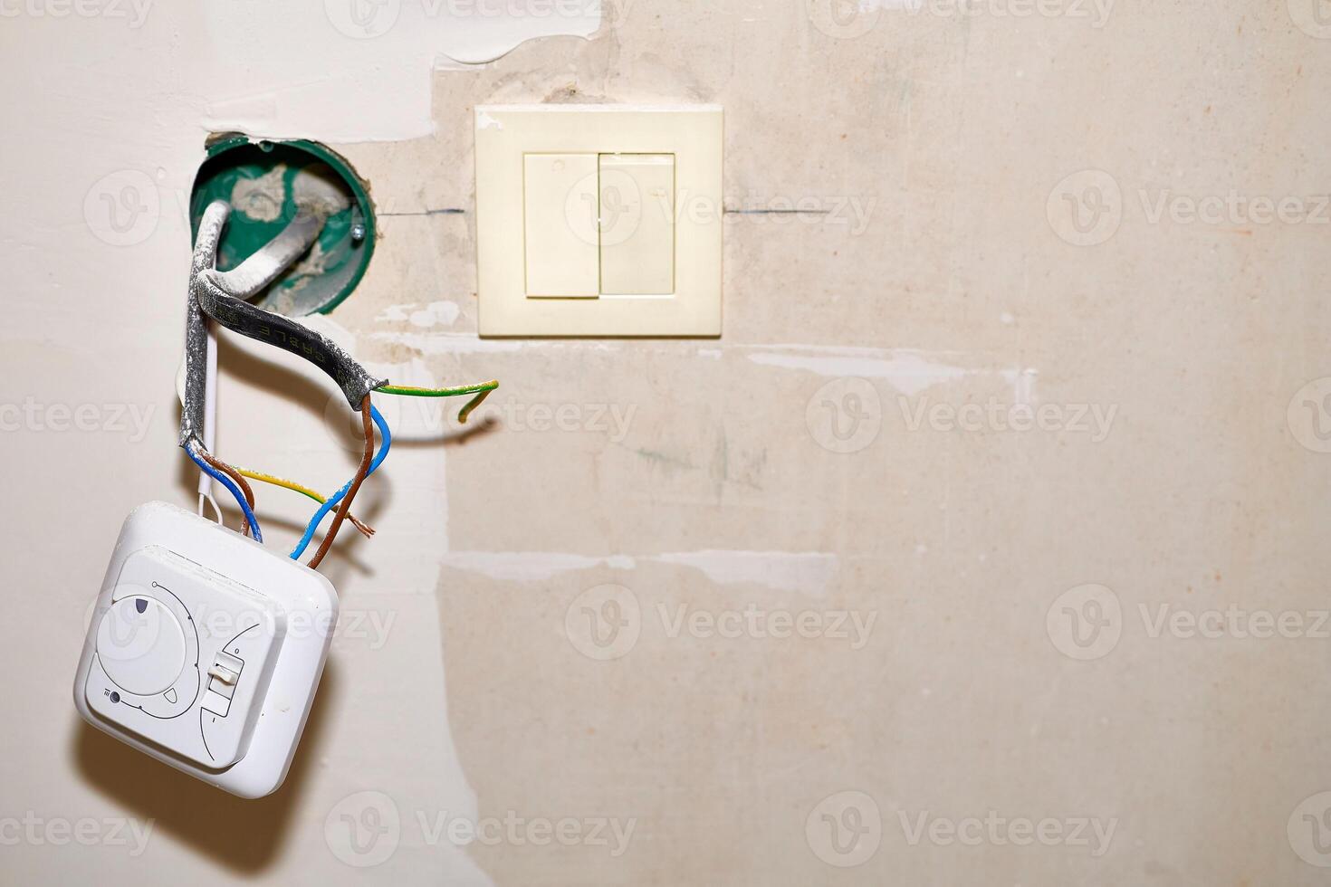 Installation und verbinden ein Licht Schalter in das Mauer foto